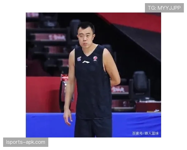 刚刷到徐嘉余拎着一个能买我整层楼的行李箱，路人看他的眼神比看明星还认真